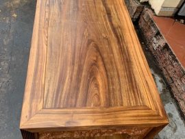 Mặt bàn được chà bóng mịn đánh vecni trần màu gỗ, vẫn giữ được hoa vân đẹp.