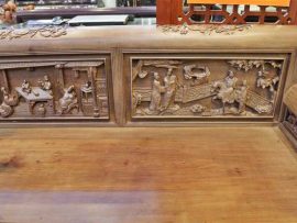 Tựa ghế được chia làm 3 lô đục có kích thước đồng đều nhau. Ở Mỗi ô của tựa ghế sẽ được nghệ nhân đưa hình ảnh “tích vinh quy bái tổ” để thể hiện đạo lý, công ơn nuôi dưỡng của cha mẹ dành cho con cháu.