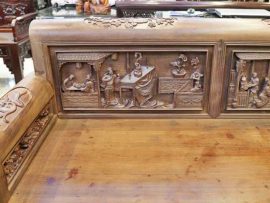 Hình tượng tích người được lột tả rất có hồn với nét đục vẽ mềm mại, thanh thoát, tái hiện lại cuộc sống thanh bình, yên ả của một vùng quê khi có người đỗ cao.