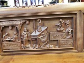 Hình ảnh tích vinh quy bái tổ được chạm đục rõ nét, có hồn