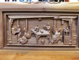 Hình ảnh tích vinh quy bái tổ được chạm đục rõ nét, có hồn