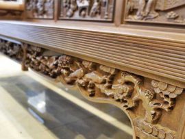 Tất cả đường nét hoa văn, góc cạnh cho đến chi tiết chạm khắc đều được những người thợ tay nghề giỏi làm mịn mượt thông qua công đoạn nạo vét, chà nhám bằng thủ công.