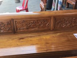 Mặt ghế tràn vân xoắn độc đáo, sử dụng 100% gỗ lim nguyên khối không chắp ghép