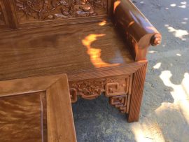 Chân 12 chỉ thẳng tắp, dạ ghế đục hoa văn trang trí truyền thống