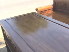 Bàn trường kỷ chia 3 tầng đặc trưng, mặt ván gỗ Lim xanh liền tấm vân đẹp