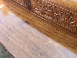 Bề mặt gỗ được phủ lớp PU cao cấp; giúp bạn bảo vệ mặt gỗ không bị trầy xước, bay màu.