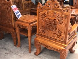 mặt sau cũng được người thợ đánh giấy tỉ mỉ, trau truốt mới tạo lên được độ bóng nhẵn, mượt mà như tấm gương soi