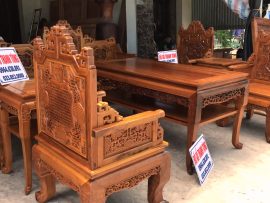 Đặc biệt trên mỗi lô của tựa ghế đều được nghệ nhân đưa hình ảnh ngũ lân vờn cầu được chạm đục tinh xảo, nhìn rất có hồn. Nhìn vào hình ảnh những con lân này ta cảm thấy chúng đang vui chơi, nô đùa với một tâm thế rất nhẹ nhàng, vui nhộn.