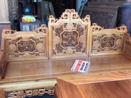 chiếc ghế được ghép nối từ 3 lô ghế khác nhau bằng phương mộng thủng xuyên khớp nối để tạo lên tựa ghế dài và vững trãi như trên. Lô tựa ghế chính giữa được thiết kế cao nhất với đường triện móc nối rất bay bổng, mềm mại. 2 tựa ở 2 bên được thiết kế có kích thước bằng nhau.Từng đường nét, hoa văn được đục chạm cách điệu nhưng không kém phần tinh xảo