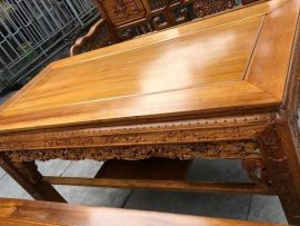 Họa tiết cúc vạn thọ uyển chuyển xen lẫn chi tiết chữ thọ kép và chiếc chân dày cứng cáp đều có ý nghĩa cầu mong về sức khỏe