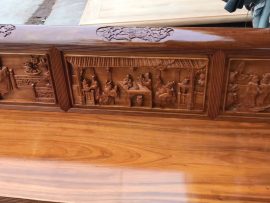 Mặt ghế làm bằng gỗ gụ nguyên tấm, bề mặt được phun bóng mờ chống xước, chống cong vênh, mối mọt.