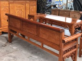 Mặt trước và mặt sau của bộ ghế đều được hoàn thiện chi li, chà nhám, nạo vét kỹ càng, bóng bảy, nhẵn nhụi