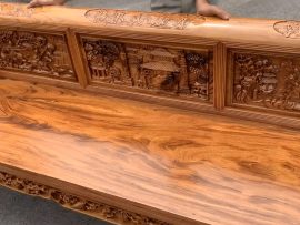 Mặt ghế được chà bóng mịn đánh vecni màu cánh gián nhưng vẫn giữ được hoa vân đẹp.