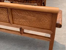 Mặt trước và mặt sau của bộ ghế đều được hoàn thiện chi li, chà nhám, nạo vét kỹ càng, bóng bảy, nhẵn nhụi