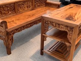 Bộ trường hiện lên với tông màu vàng mật ong, nổi lên trên đó là những vân gỗ màu đen vô cùng đẹp, ma mị, cuốn hút.