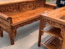 Vì sẽ để trần màu gỗ nên sau khi chà ráp xong, chúng tôi không ngâm vôi mà sẽ vào các lớp lót sau đó vuốt một lớp vecni vô cùng mỏng nhẹ và đều.