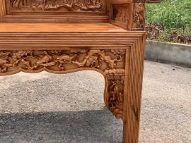 form ghế rất khỏe khoắn và vững chãi, vừa cổ điển vừa phá cách.