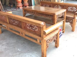 Dáng ghế chắc khỏe, cộng với độ bền cao nên được rất nhiều người lựa chọn. Yếm ghế chạm Ngũ Phúc – biểu tượng của tiền tài, quan lộc