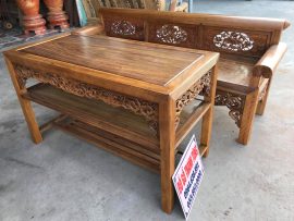 Bàn trường kỷ chia 3 tầng đặc trưng, yếm đục Ngũ Phúc, mặt ván gỗ gụ liền tấm vân đẹp