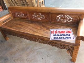 Ghế đoản chia thành 3 ô đục chạm xảo. Ô trung tâm đục Tam sư vờn cầu. 2 ô cạnh đục Vịt trong đầm sen – Bảo Áp Xuyên Liên