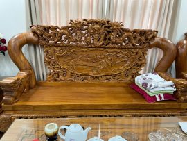 Đoản ghế dài chương ghế, mặt ghế nguyên tấm lựa vân đẹp. Vách chạm nổi Tam sư vờn cầu và Rồng múa một cách kỳ công đẹp không tì vết