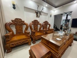 Bộ Quốc Nghê đỉnh đục tay hoàn toàn, mặt trước cũng như mặt sau đều được nghệ nhân chăm chút tỉ mỉ