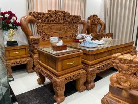 Mặt bàn bộ Minh Quốc được đục đẽo hoa văn tinh xảo, đóng khung tranh dày dặn 4cm. Bàn được thiết kế có ngăn kéo tiện lợi