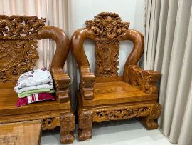 Tay ghế liền tấm đục Nghê vờn cầu sắc xảo, phong thái Nghê ngạo nghễ có hồn