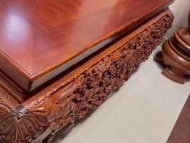 Được hoàn thiện theo lối vuốt vecni màu mận chín thủ công cực kì tỉ mỉ và trau chuốt. Mang đến vẻ đẹp tinh tế, truyền thống nhưng cũng không kém phần sang trọng, cao quý.