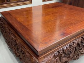 Mặt sập được đánh giáp mịn, bóng loáng dưới bóng điện. Vân gỗ uốn lượn như sóng biển.