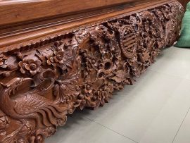 Cận cảnh họa tiết Mai Điểu đục kênh bong trên nền gỗ gụ cực kỳ sinh động – Chỉ có nghệ nhân tay nghề lâu năm mới có thể làm được điều này