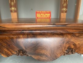 Yếm vén tạo từ tấm gỗ hương xám liền, sơn PU bóng loáng