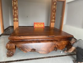 Từng bộ phận được thợ mộc của xưởng ghép lại thành sản phẩm hoàn chỉnh tại nhà chú Thắng