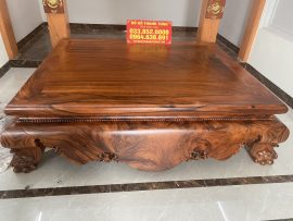 Quây sập liền cổ, cổ sập chạm hàng ngọc trai đều răm rắp. Chân Lân dáng quỳ 100% gỗ cẩm vàng nguyên khối