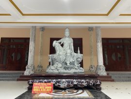 Tượng phật đặt cân đối trang nghiêm trên chiếc sập gụ chân quỳ