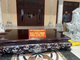 Sập cổ liền chạm hàng ngọc trai tròn đều răm rắp xung quanh
