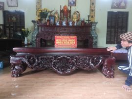 Chú Thược kiểm tra lại chi tiết bộ sập được bàn giao