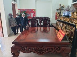 Toàn bộ các chi tiết đẽo gọt trên quây sập được nghệ nhân Châu Phong đục tay kênh bong, tỉ mỉ đến từng chi tiết nhỏ