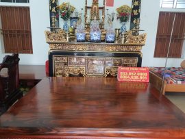 Mặt sập được ghép từ 2 tấm gỗ gụ nguyên khối, đóng khung tranh dày dặn, hở 2 góc để thích nghi tốt với khí hậu Việt