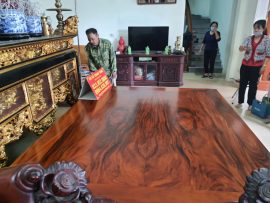 Vân gỗ hương xám chọn lựa kỹ càng, phủ PU cao cấp lên màu vô cùng đỉnh cao