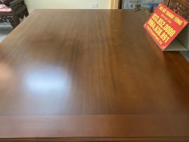 Mặt sập được ghép từ 2 tấm gỗ gụ nguyên khối, đóng khung tranh dày dặn, hở 2 góc để thích nghi tốt với khí hậu Việt