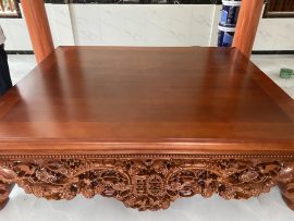 Bộ sập cao cấp được đục tay kênh bong sắc nét và có hồn. Các họa tiết chim điểu, hoa mai được chạm khắc sinh động trên quây sập