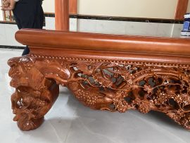 Chân sập được tô điểm bởi họa tiết con hươu và cây tùng – độc đáo nhưng vẫn rất vững chãi