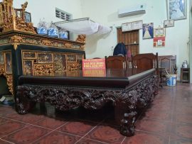 Chân sập được tô điểm bởi họa tiết con hươu và cây tùng – độc đáo nhưng vẫn rất vững chãi