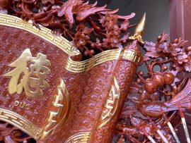 Mọi đường nét chi tiết trong cuốn thư được điêu khắc tỉ mỉ