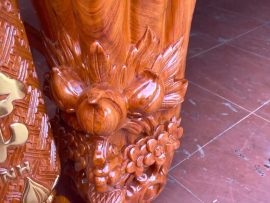 Bốn chân sập to nhìn chắc chắn, chạm khắc tinh tế, mềm mại.