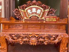 Câu đối 2 bên: “Tổ tông công đức thiên niên thịnh – Tử hiếu tôn hiền vạn đại vinh”