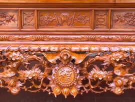 chạm khắc hoa văn, chim ca uốn lượn cầu kỳ. Chính giữa của sập thờ còn khắc chữ Thọ mang ý nghĩa sống vui, sống khỏe.