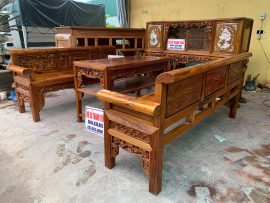 Mặt sau ghế trường kỷ chạm nét vuông vắn, phủ sơn PU dưỡng gỗ