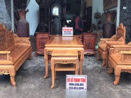 Góc ngang của bàn trường kỷ, yếm đục tranh Tứ dân vô cùng tinh xảo. Bàn có 3 tầng, tầng trên và tầng giữa ván liền nguyên tấm, tầng cuối thiết kế thanh dài để chân hoặc để được thêm đồ đạc.